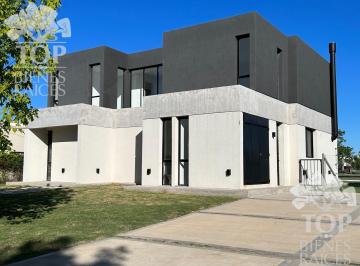 Casa · 753m² · 3 Dormitorios · Casa en El Canton - Golf