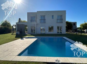 Casa · 180m² · 4 Ambientes · 2 Cocheras · Casa en El Canton - Golf