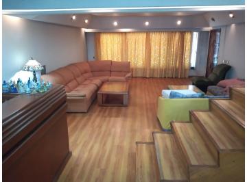 Casa · 240m² · 4 Ambientes · 2 Cocheras · Casa en Venta en Caseros - Tres de Febrero - Jardin - Pileta