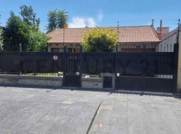 Casa · 180m² · 4 Ambientes · 2 Cocheras · Venta de Casa Barrio Primero de Mayo. Las Heras.