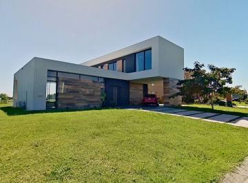 Casa · 204m² · 4 Ambientes · 2 Cocheras · Casa 4 Amb Venta a La Laguna San Sebastian Area 11