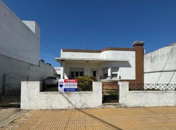 Casa · 135m² · 3 Ambientes · 1 Cochera · Casa Céntrica, Amplio Terreno, San Nicolas
