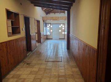 Casa · 195m² · 8 Ambientes · 1 Cochera · Venta Casa Barrio Centro!