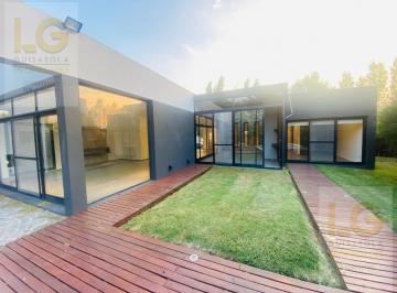 Casa · 147m² · 4 Ambientes · 2 Cocheras · Casa en Venta en Fincas de Iraola II