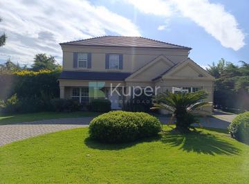 Casa · 235m² · 6 Ambientes · 2 Cocheras · Casa a La Venta de 4 Dorm. en La Lomada, Pilar, G. B. a. Zona Norte