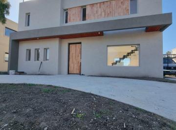 Casa · 140m² · 4 Ambientes · Casa - San Ramon
