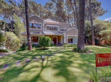 Casa de 5 ambientes, Cariló · Carilo, Elegancia Clásica en El Corazón del Bosque