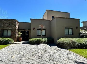 Casa · 190m² · 6 Ambientes · 2 Cocheras · Venta Casa en Barrio Cerrado Santa Clara Sobre Lote de 700 m 5 Ambientes