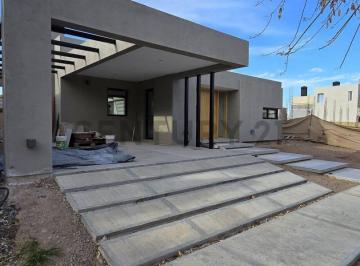 Casa · 183m² · 3 Ambientes · 2 Cocheras · Casa a Estrenar Barrio Aguaribay