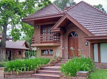 Casa · 254m² · 5 Ambientes · Casa a La Venta en Country Club El Carmen