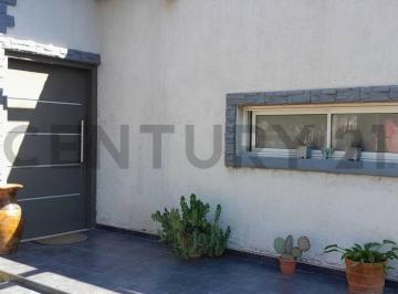 Casa · 186m² · 4 Ambientes · 2 Cocheras · Casa en Venta, en Barrio Semi Privado en Rodeo de La Cruz