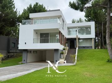Casa · 276m² · 5 Ambientes · 1 Cochera · Casa en Venta en Costa Esmeralda