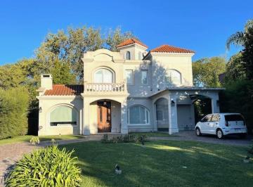 Casa · 280m² · 5 Ambientes · 2 Cocheras · Casa en Venta en Barrio Fincas de Iraola