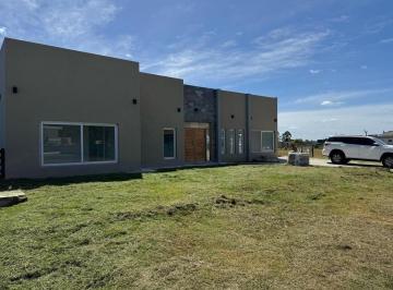 Casa · 200m² · 5 Ambientes · Lote en Venta en Barrio Privado La Alameda - Canning
