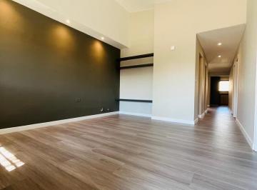 Casa · 150m² · 4 Ambientes · 3 Cocheras · Casa en Venta de 3 Dorm. en Bº Villa Cabrera, Reciclada!