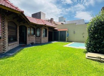 Casa · 239m² · 6 Ambientes · 3 Cocheras · Casa en Venta de 4 Dorm. con Pileta, Barrio Parque Capital