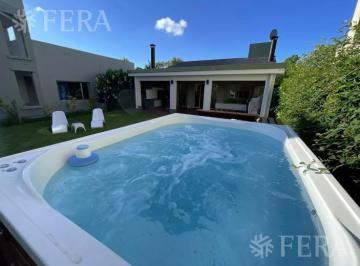 Casa · 135m² · 4 Ambientes · 2 Cocheras · Venta Casa 4 Ambientes con Fondo Libre y Jacuzzi en Chascomús