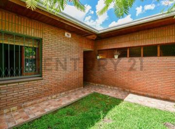 Casa · 135m² · 6 Ambientes · 1 Cochera · Casa en Venta en Gonnet, 3 Dorm. y Cochera.