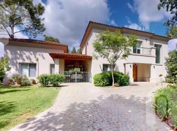 Casa · 210m² · 6 Ambientes · 2 Cocheras · Venta Casa en Miralagos