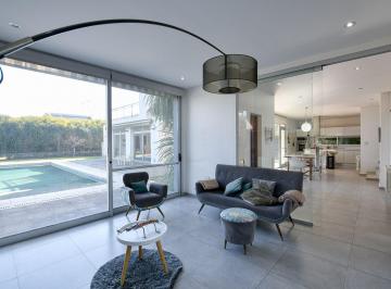 Casa · 235m² · 4 Ambientes · 1 Cochera · Casa en Venta en Joaquín Gorina, La Plata, G. B. a. Zona Sur