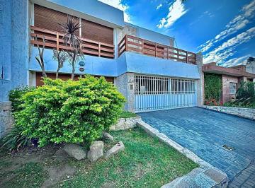 Casa · 280m² · 7 Ambientes · 2 Cocheras · Casa en Venta de 4 Dorm., Barrio Crisol, Apto Crédito