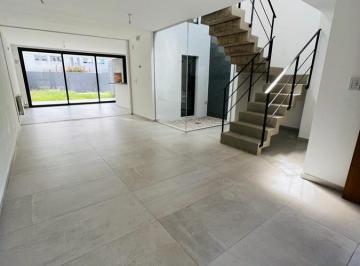 Casa · 175m² · 5 Ambientes · 2 Cocheras · Duplex en Venta de 3 Dorm., Barrio Chacra del Sur