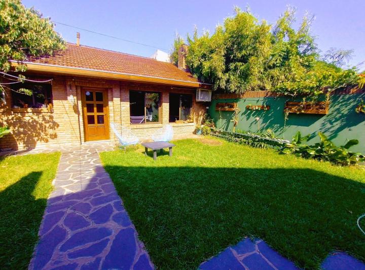 Casa · 240m² · 6 Ambientes · 2 Cocheras