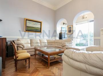 Casa · 269m² · 8 Ambientes · 1 Cochera · Impecable y Luminosa Casa de Estilo Único en Caballito