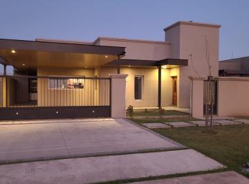 Casa · 159m² · 3 Ambientes · 2 Cocheras · En Venta - Casa de Dos Dorm. con Pileta - Fisherton