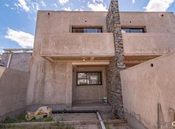 Frente · Duplex 2 Dorm. con Cochera en General Rodríguez en Venta