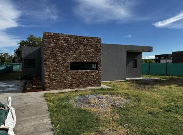 Casa · 140m² · 4 Ambientes · 3 Cocheras · Venta de Casa en Construcción con Financiación en Medal Country Club, Pilar