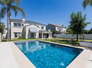 Casa · 220m² · 5 Ambientes · 3 Cocheras · Alquiler Casa Amoblada en Barrancas del Lago Nordelta