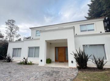 Casa de 5 ambientes, Esteban Echeverría · Hermosa Propiedad en Venta en Canning - Apto Credito