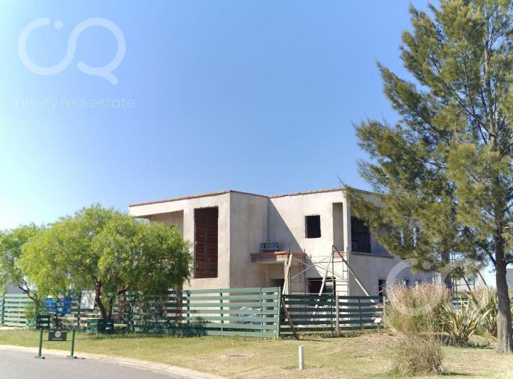 Casa · 290m² · 5 Ambientes · 2 Cocheras