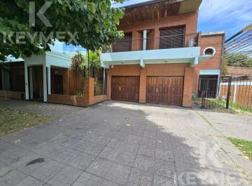 Casa · 360m² · 5 Ambientes · 2 Cocheras · Casa en Venta - Apto Banco - 5 Ambientes con Jardín y Pileta