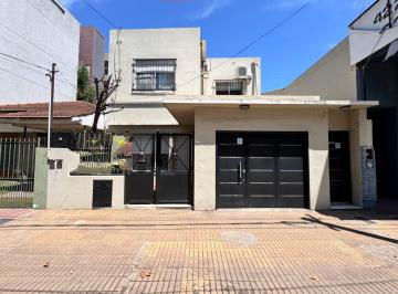 Casa de 5 ambientes, Quilmes · Casa 5 Ambientes con Jardin, Pileta, Quincho y Cochera Cubierta en Venta
