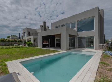 Casa · 209m² · 7 Ambientes · Casa a Estrenar, con 3 Dorm. en Venta en Vila Marina II