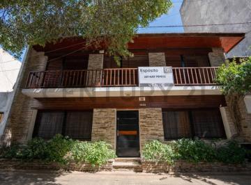 Casa · 213m² · 7 Ambientes · 2 Cocheras · Casa en Venta en La Plata de 3 Dorm.