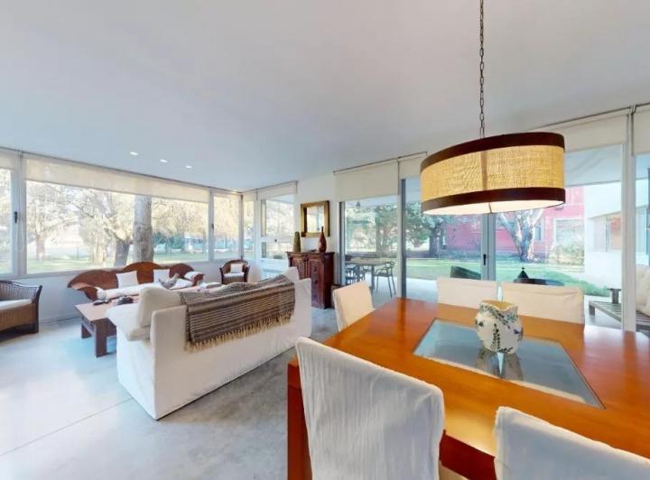 Casa · 337m² · 6 Ambientes · 2 Cocheras