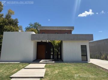 Casa · 168m² · 5 Ambientes · 2 Cocheras · Casa en Santa Elisa