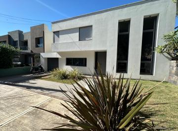 Casa · 220m² · 4 Ambientes · 2 Cocheras · Casa a La Venta B Tejas del Sur I con Pileta