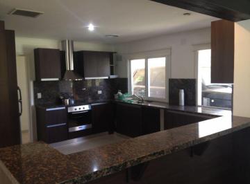 Casa · 251m² · 9 Ambientes · 1 Cochera · Casa en Venta en Pilar Golf Club