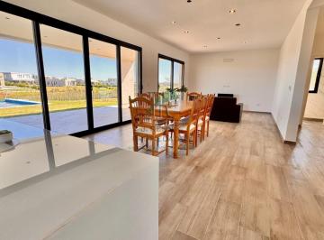 Casa · 180m² · 5 Ambientes · 5 Cocheras · Casa Sobre La Laguna 6 Ambientes Pileta a Estrenar