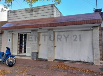 Casa · 108m² · 3 Ambientes · 1 Cochera · Venta de Casa en Rafaela, Barrio Mosconi