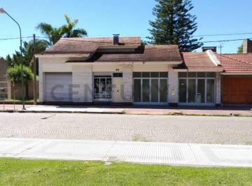 Casa · 260m² · 4 Ambientes · 2 Cocheras · Exclusiva Casa de Calidad en Barrio Sarmiento
