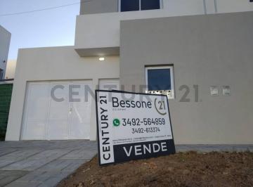 Casa · 97m² · 3 Ambientes · 1 Cochera · Impecable Casaa!