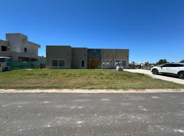 Casa · 200m² · 4 Dormitorios · Casa en Venta o Alquiler en La Alameda Sobre Laguna