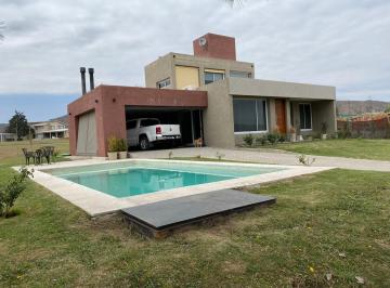 Casa · 350m² · 4 Ambientes · 2 Cocheras · Casa en Venta en Barrio Carlos Paz Golf
