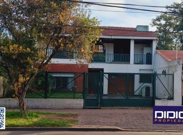 Casa · 157m² · 4 Ambientes · 2 Cocheras · Casa Venta Malvinas Argentinas