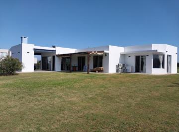 Casa · 130m² · 5 Ambientes · 1 Cochera · Casa en Sector Playa Barrio Sheraton
